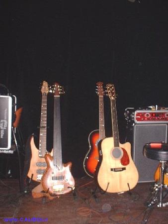 Tutte le chitarre di Claus pronte sul palco