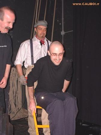 Per l'occasione Davide è andato all'Ikea a prendere un set di musicisti, e li ha portati sul palco lui stesso con il carrello!