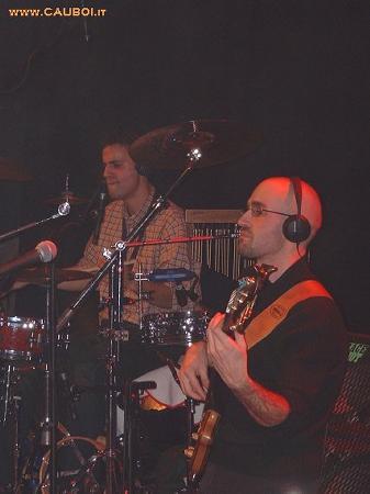 La zona del ritmo: Diego Scaffidi alla batteria e Alessandro Pocahontas Parilli e Claudio al basso