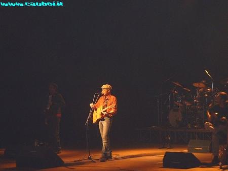 Davide e la band sul palco del Teatro Nuovo di Varese
