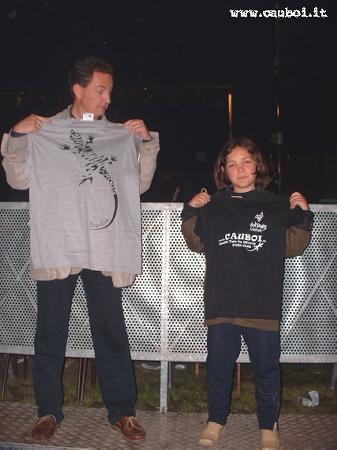 Ginevra (con il papà) vincitrice delle magliette dei fans club elargite da Davide (spero di non aver sbagliato nome! aspetto la correzione)