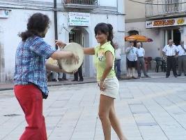 Rita balla con Anga