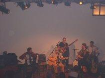 La band sul palco: Simeone, Davide, Poka, Claus, Diego