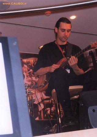 Claudio Beccaceci che suona le sue quattro chitarre